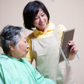 介護施設で出張訪問ヘアカット