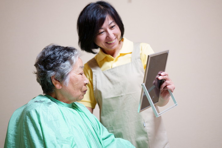 介護施設で出張訪問ヘアカット